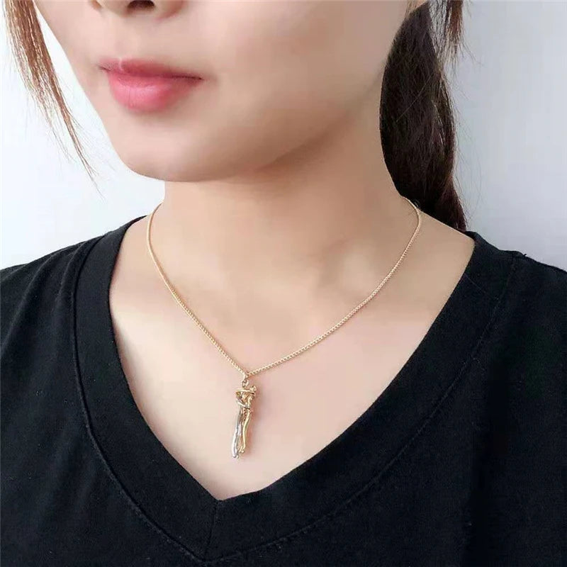 Collar con colgante de pareja enamorada