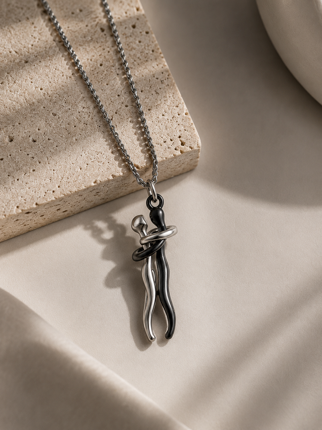 Collar con colgante de pareja enamorada