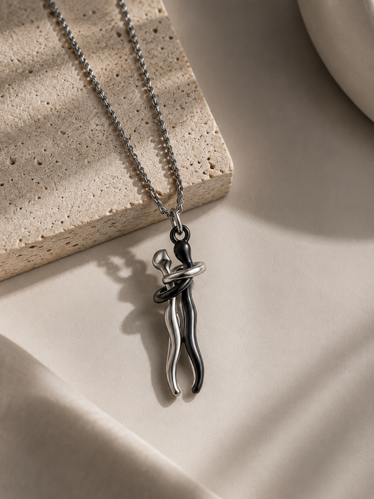 Collar con colgante de pareja enamorada