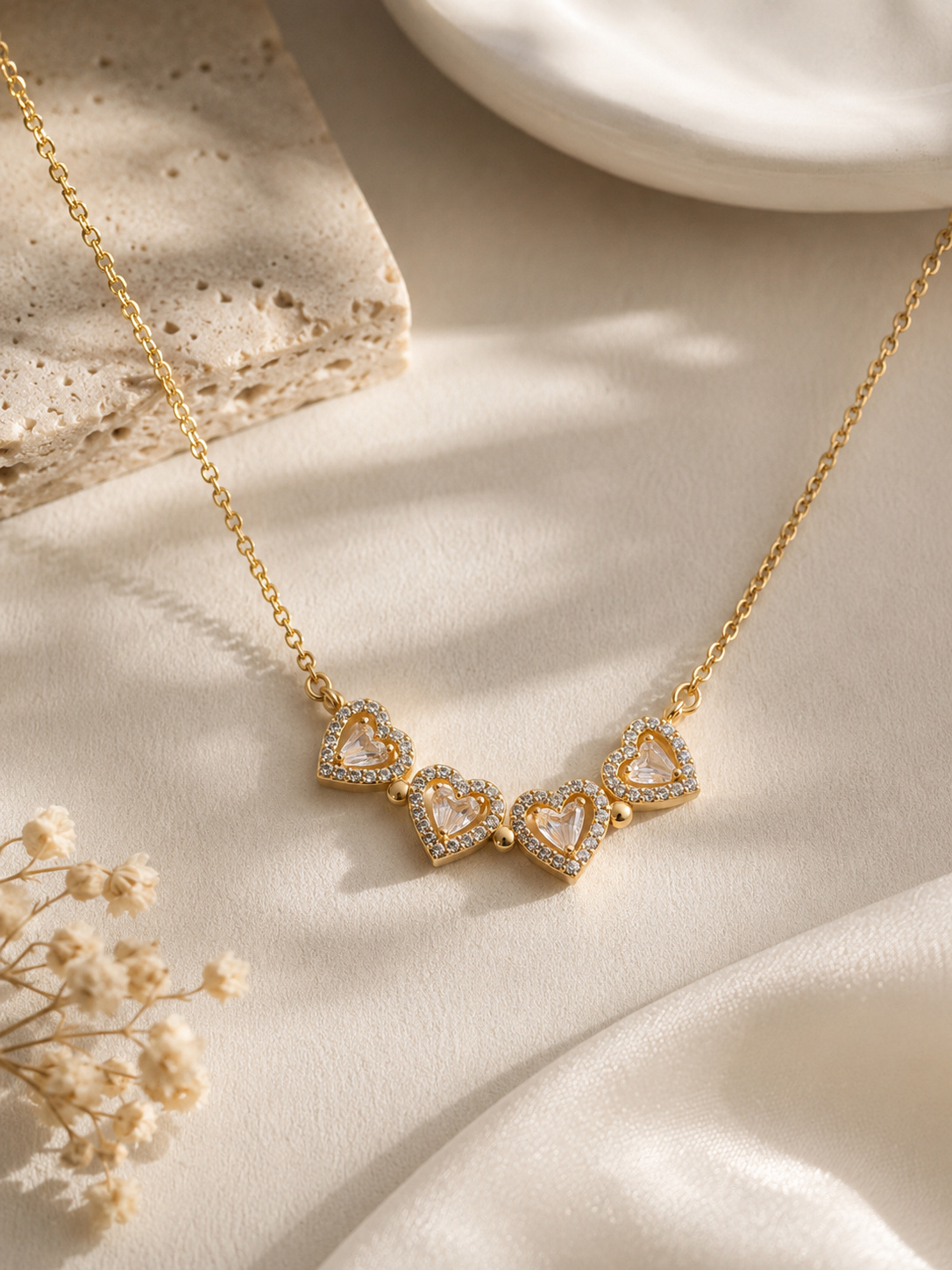 Collar con corazon de trebol de cuatro hojas